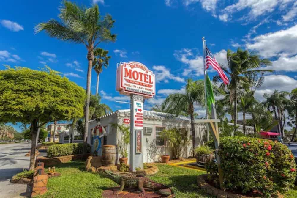Richard's Motel Courtyard 2