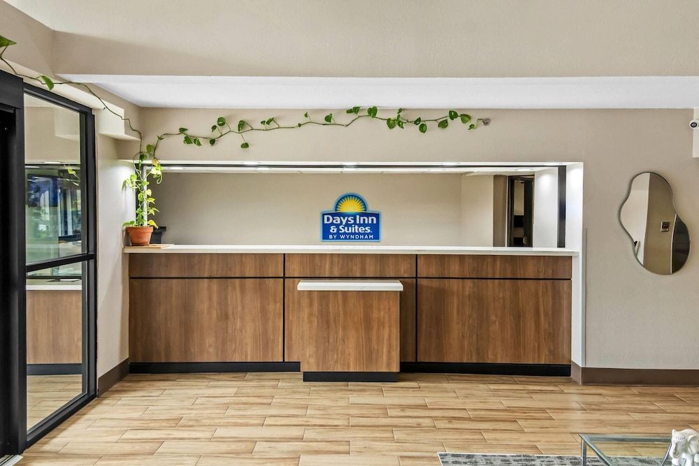 Days Inn & Suites by Wyndham DeSoto 2