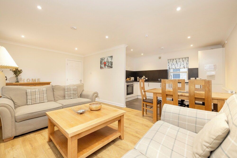 JOIVY Gorgeous Flat Near Edinburgh Castle W/ Parking 1