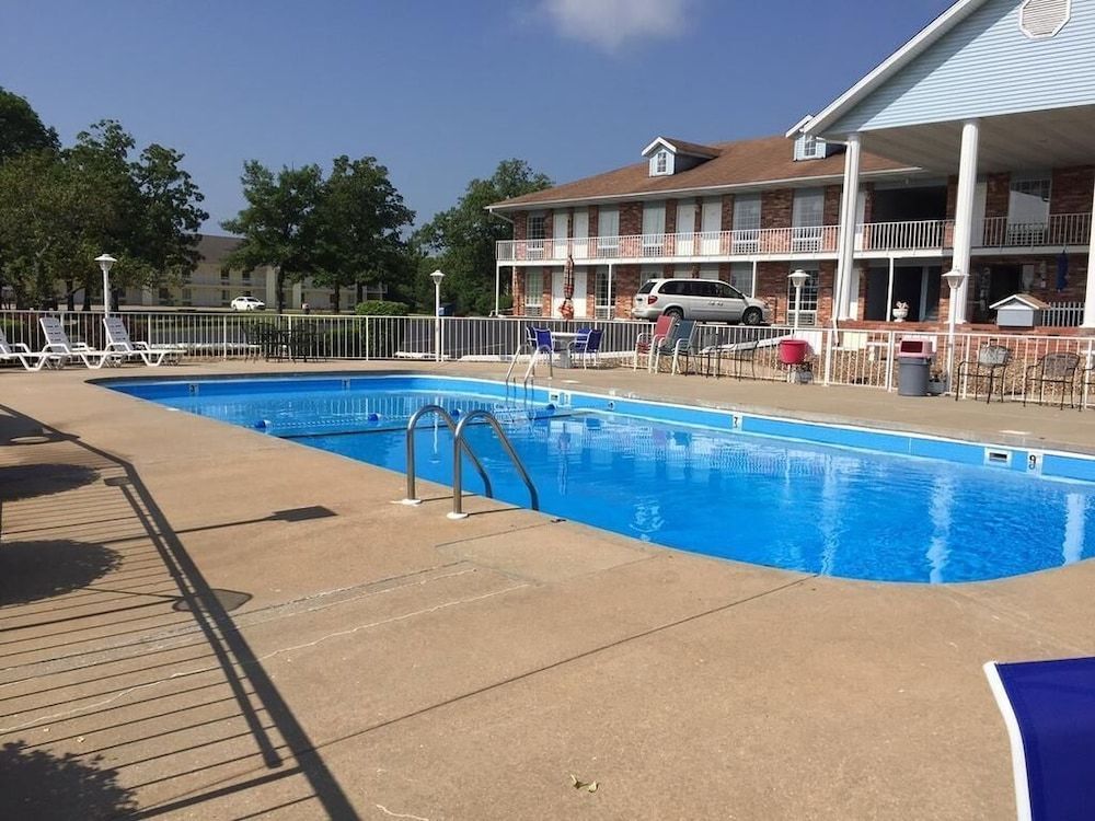 Twelve Oaks Inn 1