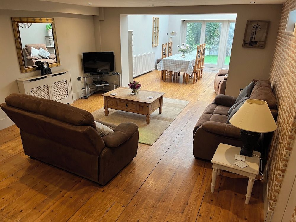 Large 2-bed House Derbyshire off Chatsworth rd 1