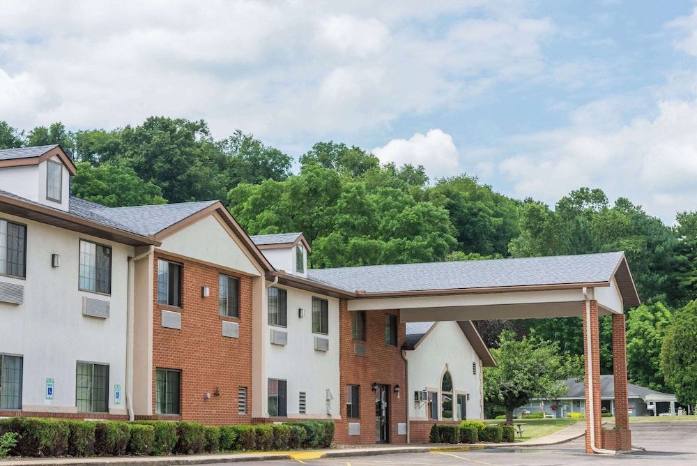 Super 8 by Wyndham Coshocton Roscoe Village 1
