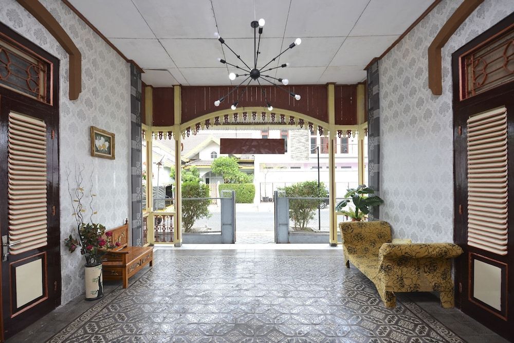 RedDoorz At Golden Inn Tugu Yogyakarta 2