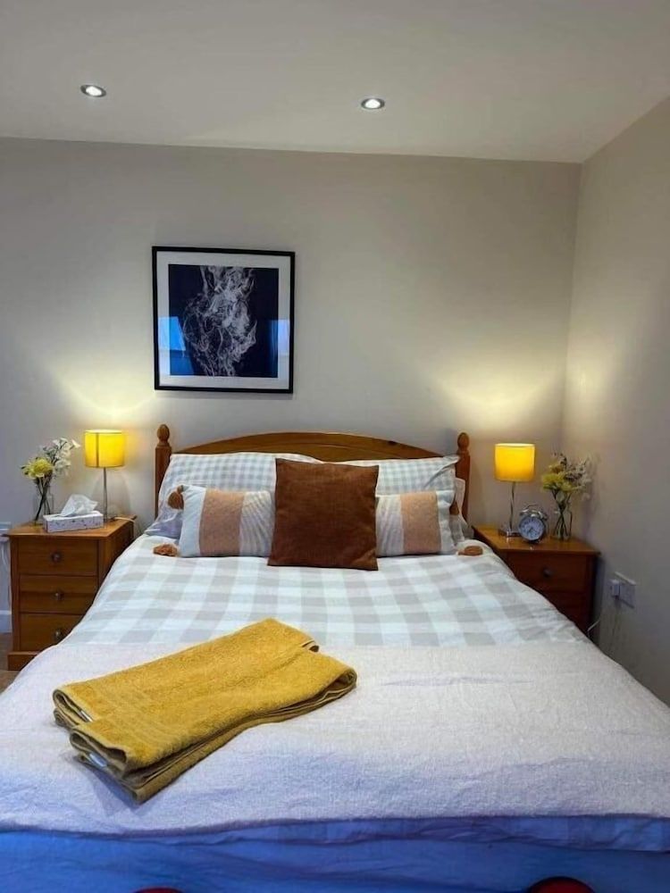 Luton Town House Near AIRPORT 2