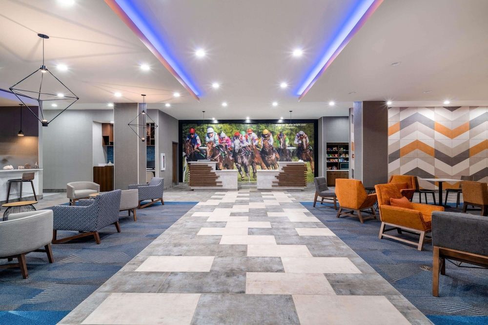 La Quinta Inn & Suites by Wyndham Louisville NE - Old Henry Rd 2