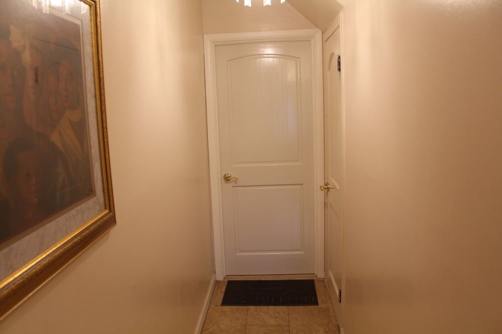 Spacious Comfy Room in Cozy Classy Duplex 2