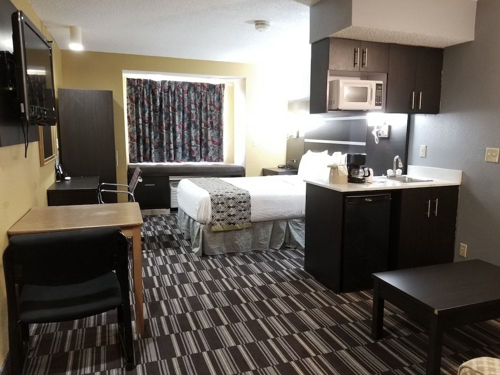 Microtel Inn & Suites by Wyndham Riverside 1