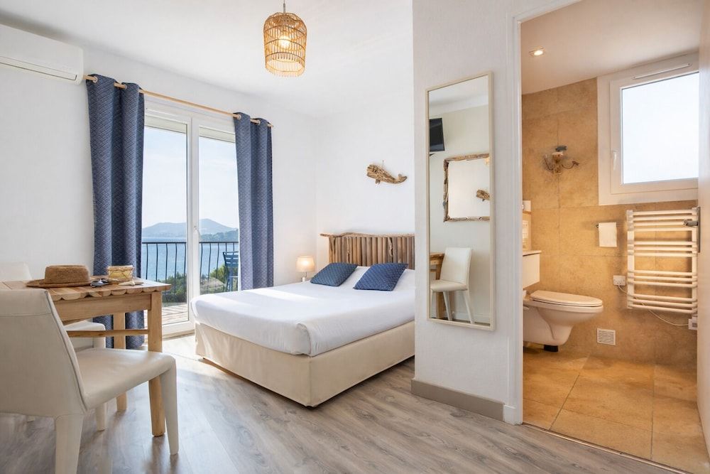 Hôtel Almanarre Plage - Hôtel Eco-Responsable face à la mer 1