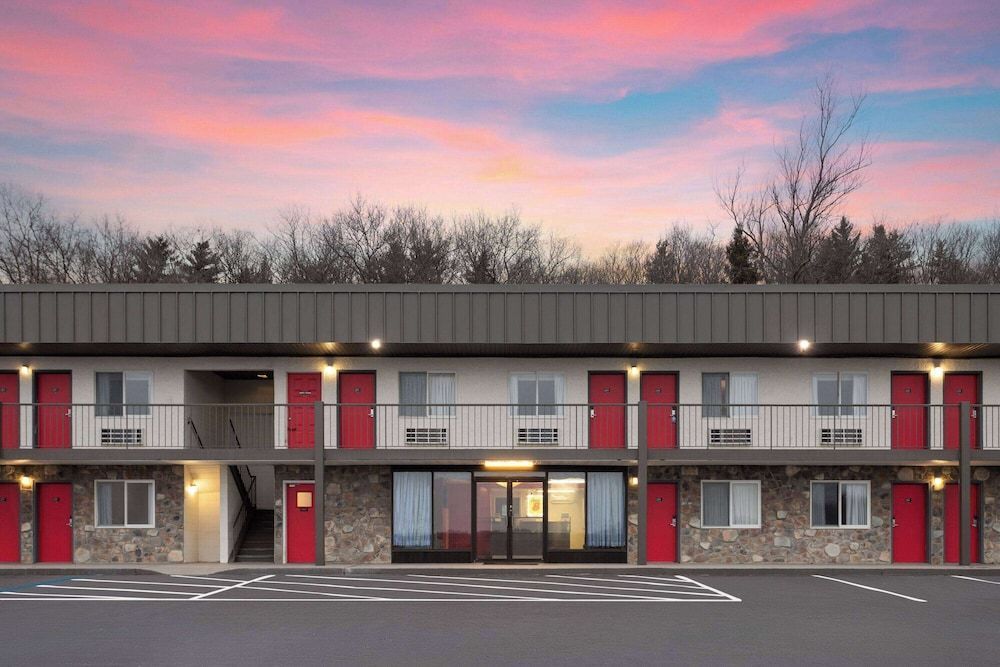 Super 8 by Wyndham Hazleton 1