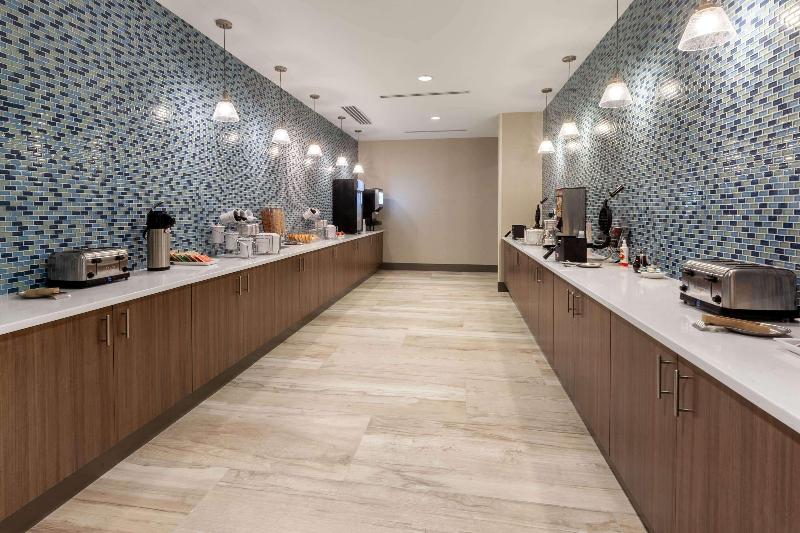 La Quinta Inn & Suites by Wyndham Middletown 2
