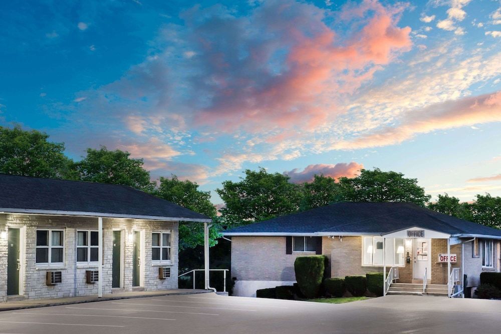 Knights Inn Pine Grove 1