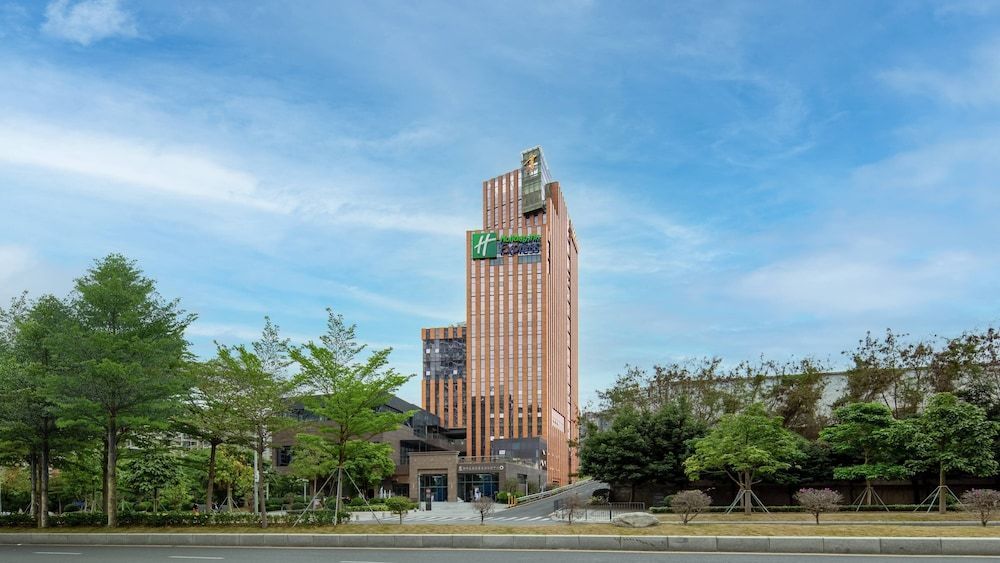Holiday Inn Express Shenzhen North Station By IHG 1