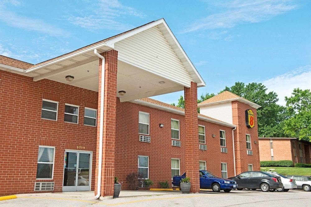 Super 8 by Wyndham St. Louis Airport 1