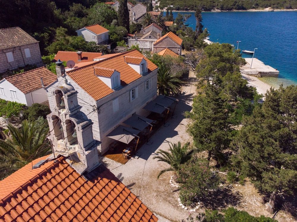Vrnik Arts Club 1