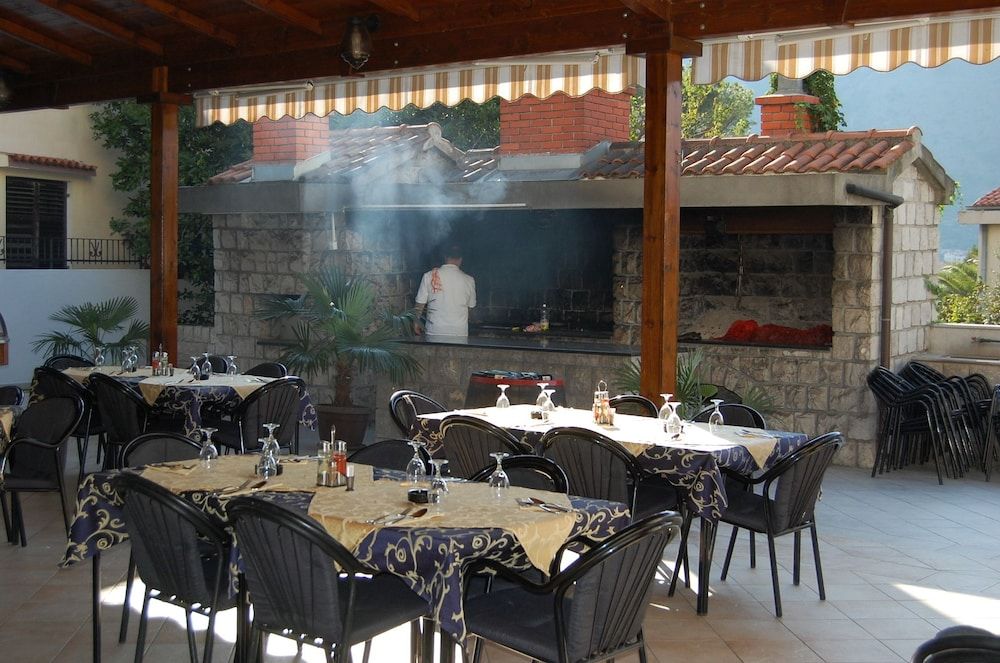 ROOMS & APARTMENTS DOBROTSKI DVORI 2