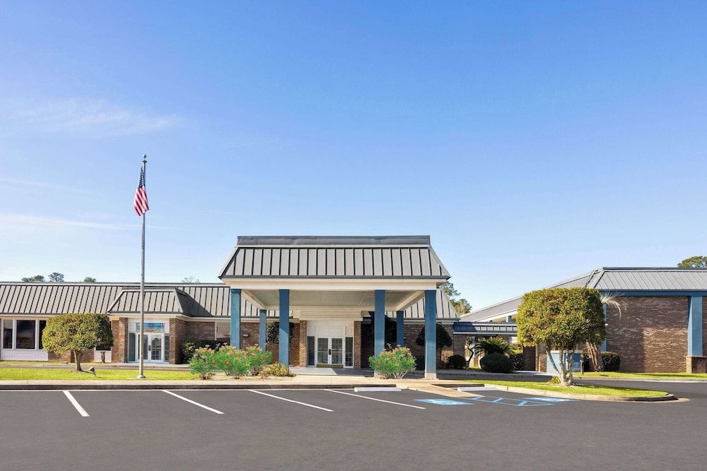 Days Inn by Wyndham Hinesville Near Fort Stewart, Newly Renovated, Free Hot Breakfast, Restaurant and Bar 1