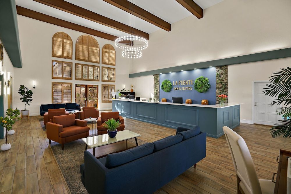 La Fuente Inn & Suites 1