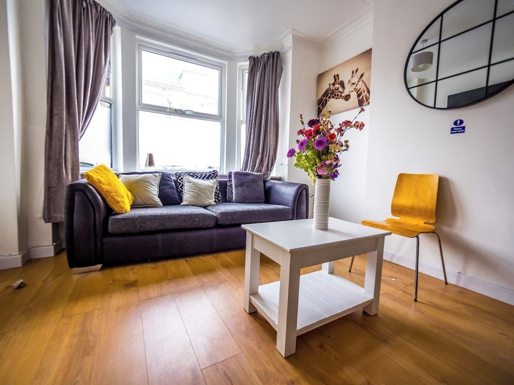 Ensuite1 Woodhouse private bath 2kitchen 1