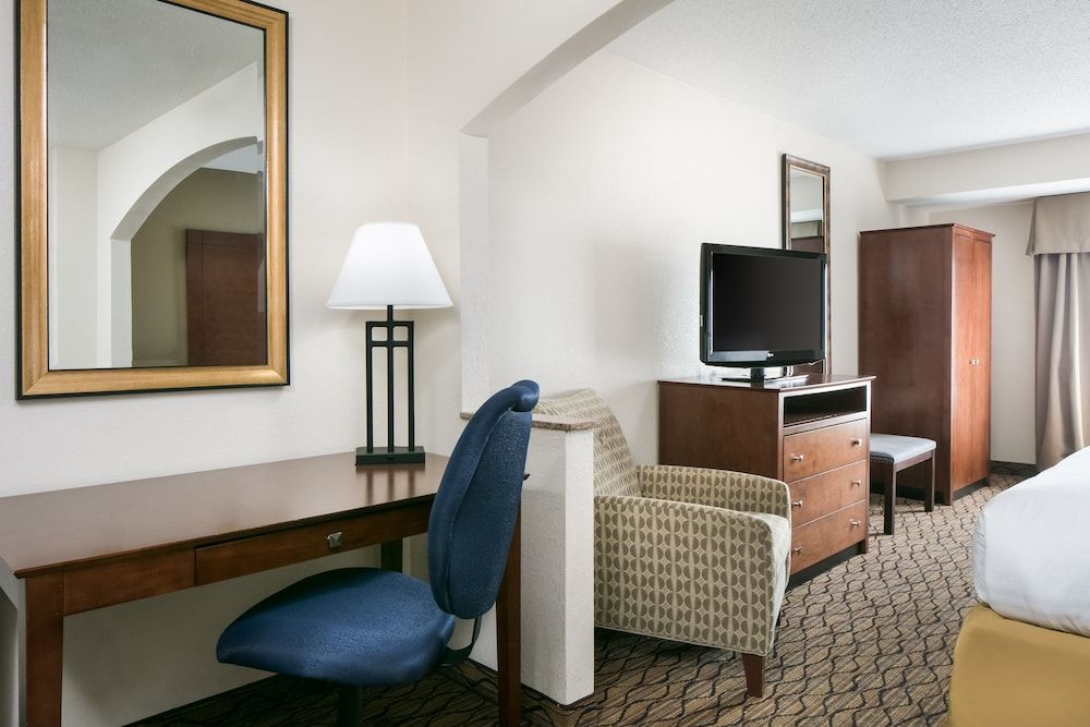Holiday Inn Express & Suites CLINTON by IHG 2