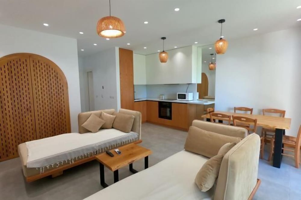 Pinegrove Apartment 2