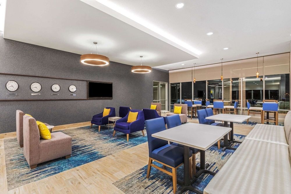 La Quinta Inn & Suites by Wyndham Kansas City Beacon Hill 2