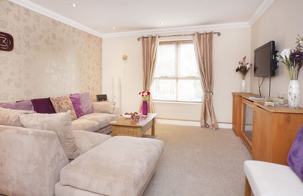 Riverbank View Three Bedroom Apartment with Free Parking 1