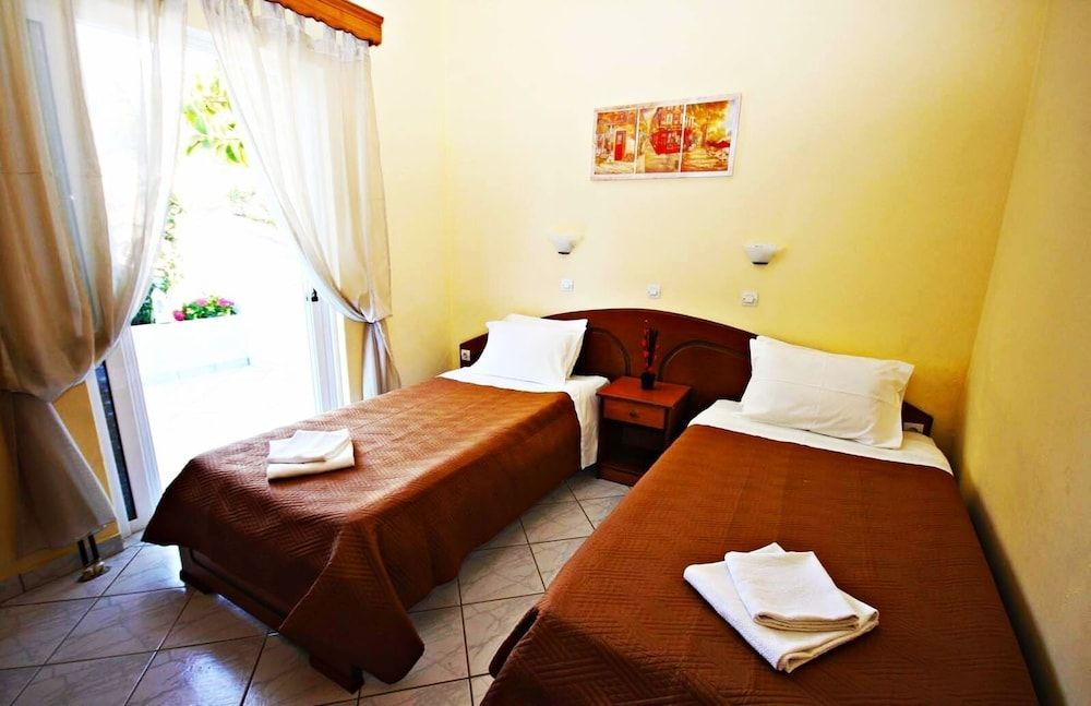 Agios Georgios - 2 Beds - Sleeps 4 - Free Parking 2