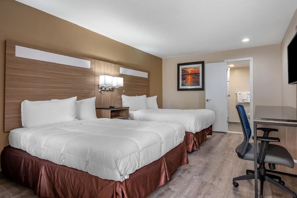 Coastal Inn by Beach and Boardwalk 1