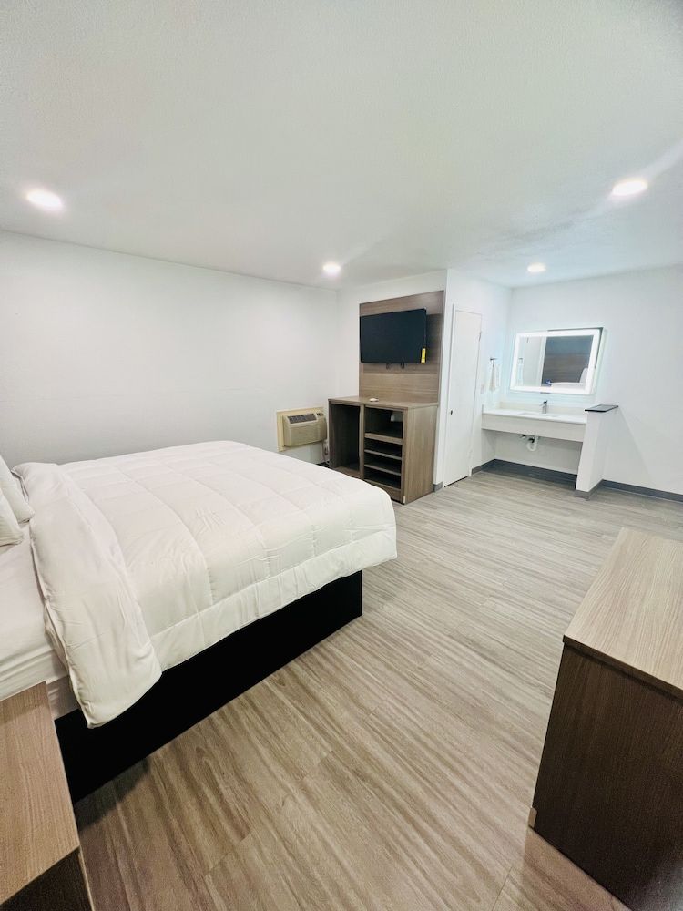Rodeway Inn Mineola 2