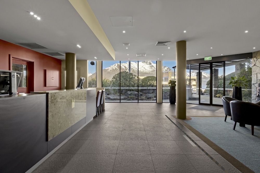 Copthorne Hotel and Apartments Queenstown Lakeview 2