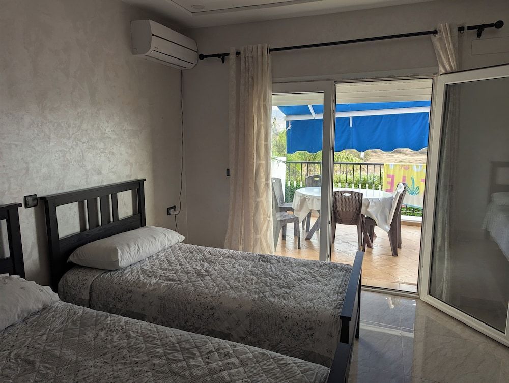2 Bed Flat - Sleeps 5 - Pets - Pool - Parking 2