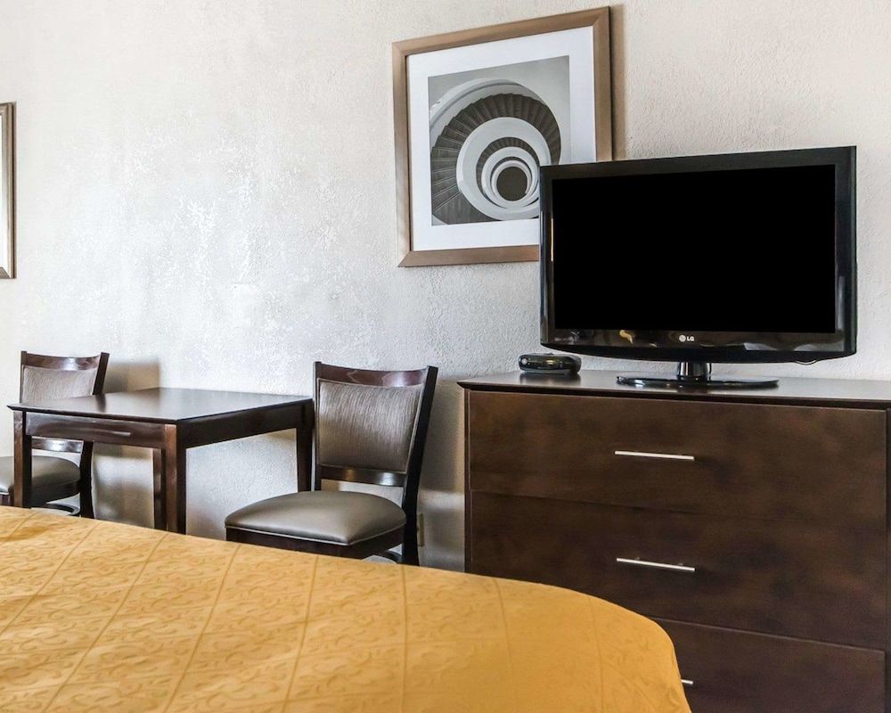 Quality Inn & Suites University-Airport 2