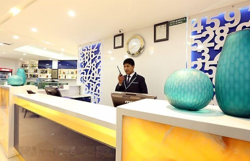 City Hotel & Suites 2