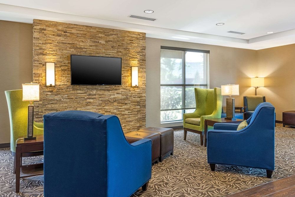 Comfort Inn & Suites At CrossPlex Village 2