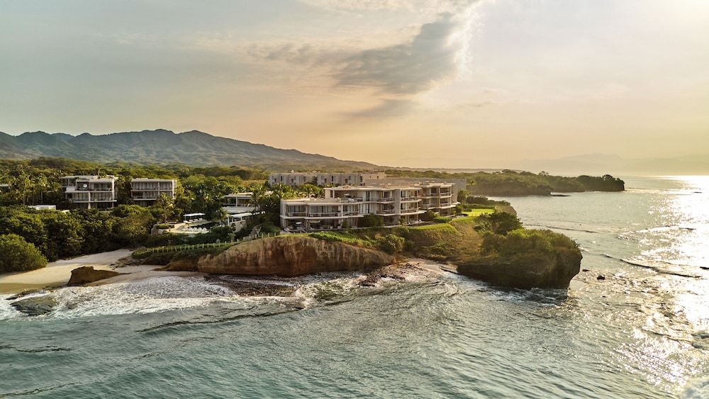 Susurros del Corazón, Auberge Collection 1