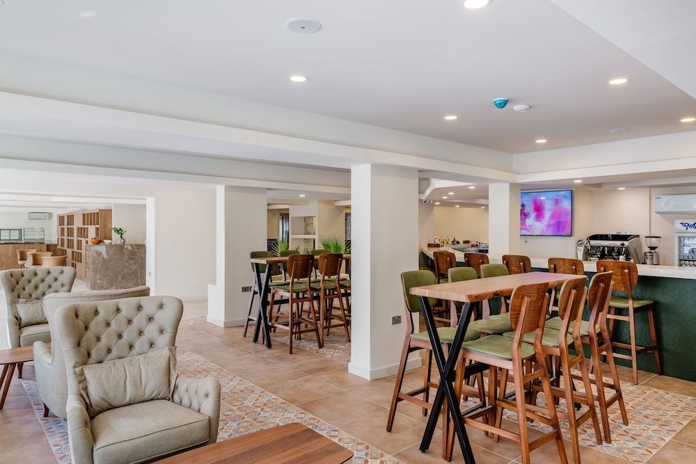 Olivia Palm Hotel 2