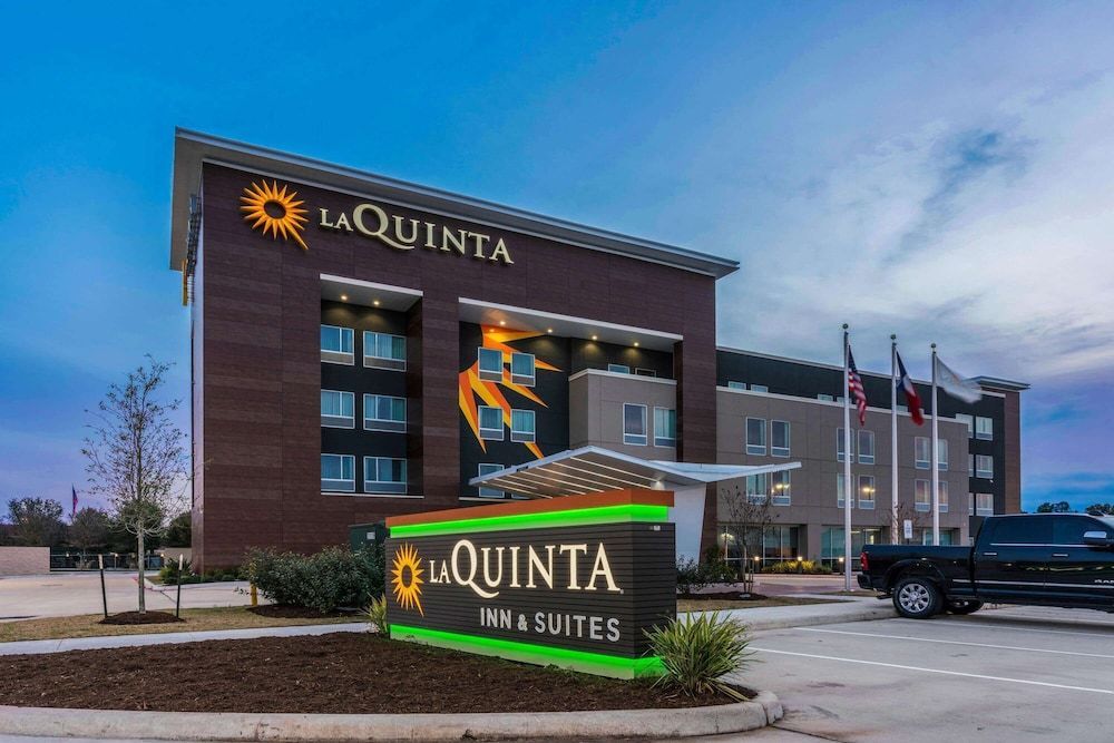 La Quinta Inn and Suites by Wyndham Houston Spring South 1
