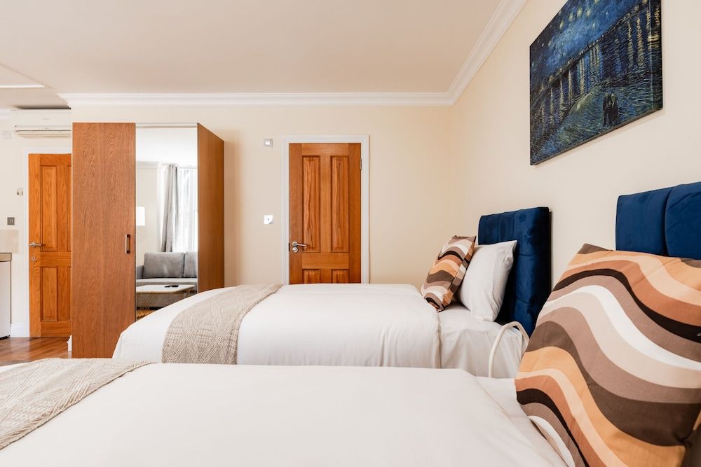 Warm Apartments in Queensway 2