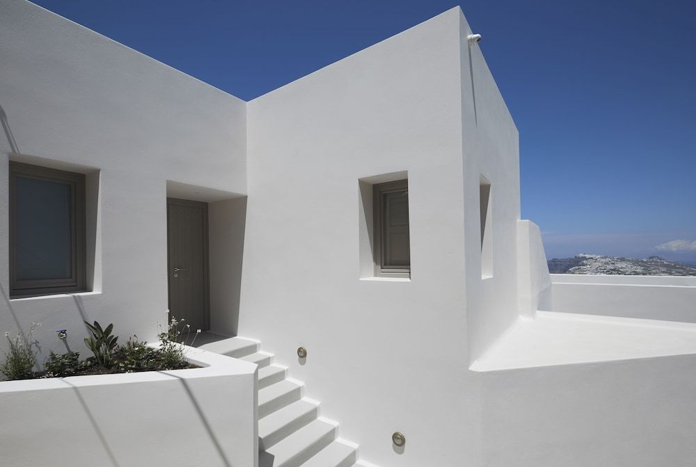 White and Co. La Torre Suites 2
