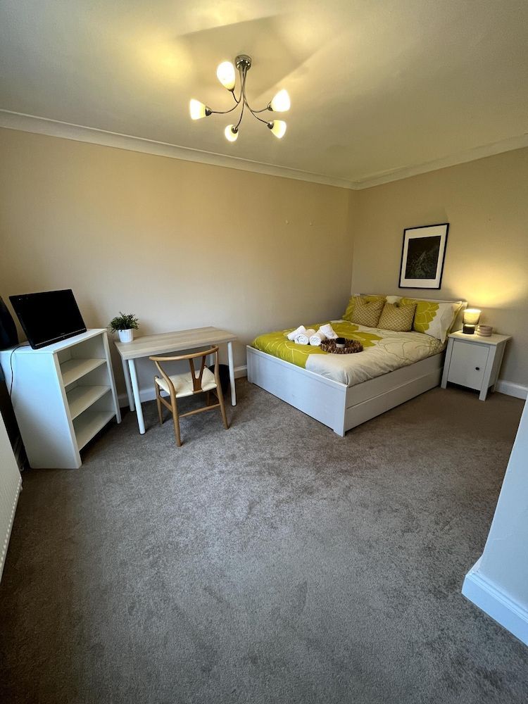 2 Bed Flat - 9-12 Mins to Central London Sleeps 4 1