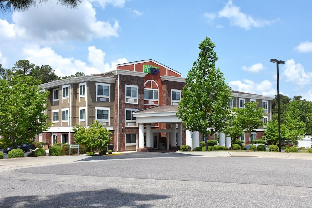 Holiday Inn Express & Suites SOUTHERN PINES-PINEHURST AREA by IHG 1