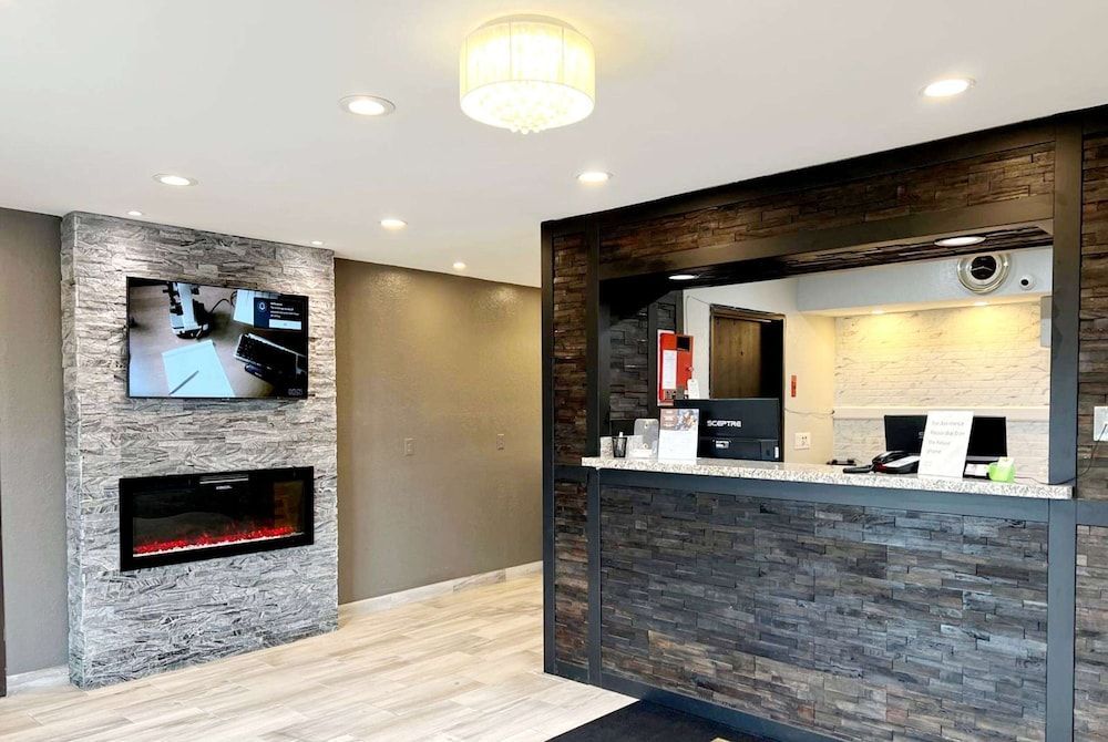 Super 8 by Wyndham Cedar Rapids 2