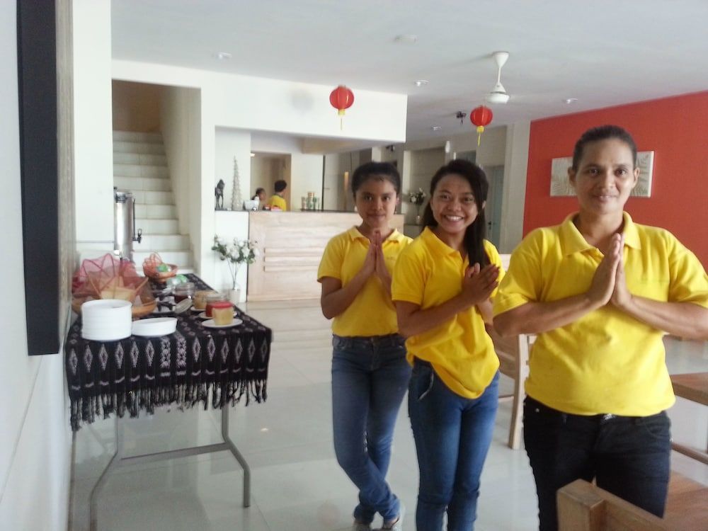 L Bajo Hotel 1