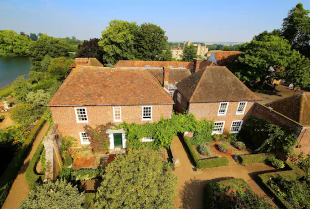 Leeds Castle Stable Courtyard Bed and Breakfast 1