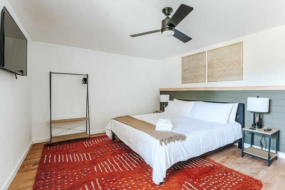 Grey Pine Lodge 2
