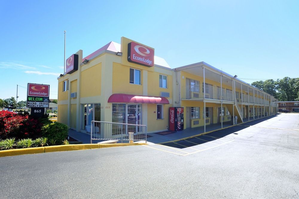 Econo Lodge at Military Circle 1