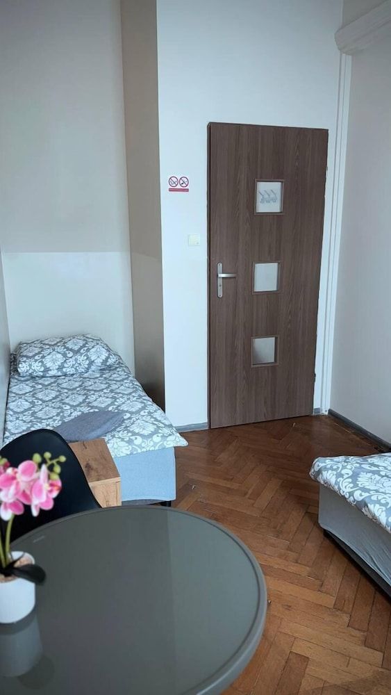 FiveHostel 2