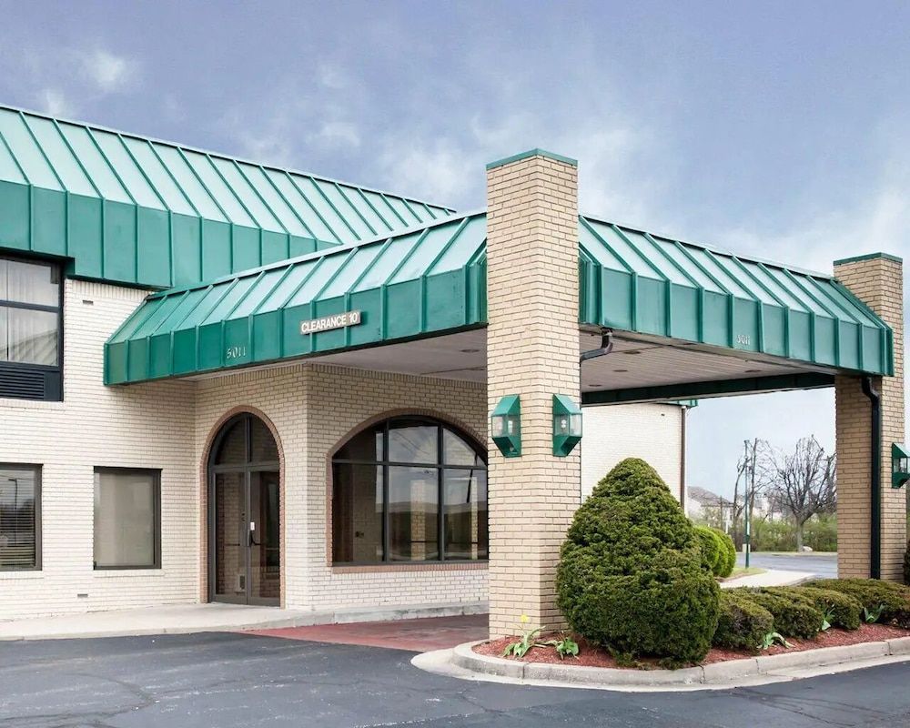 Lafayette Inn & Suites 1