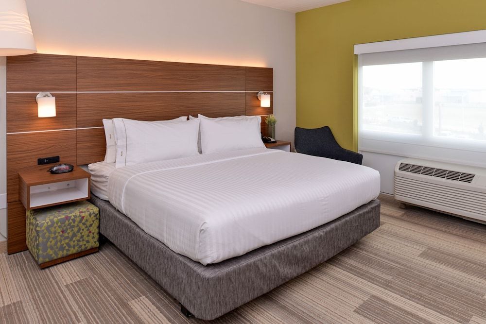 Holiday Inn Express & Suites ST. PETERSBURG - MADEIRA BEACH by IHG 2