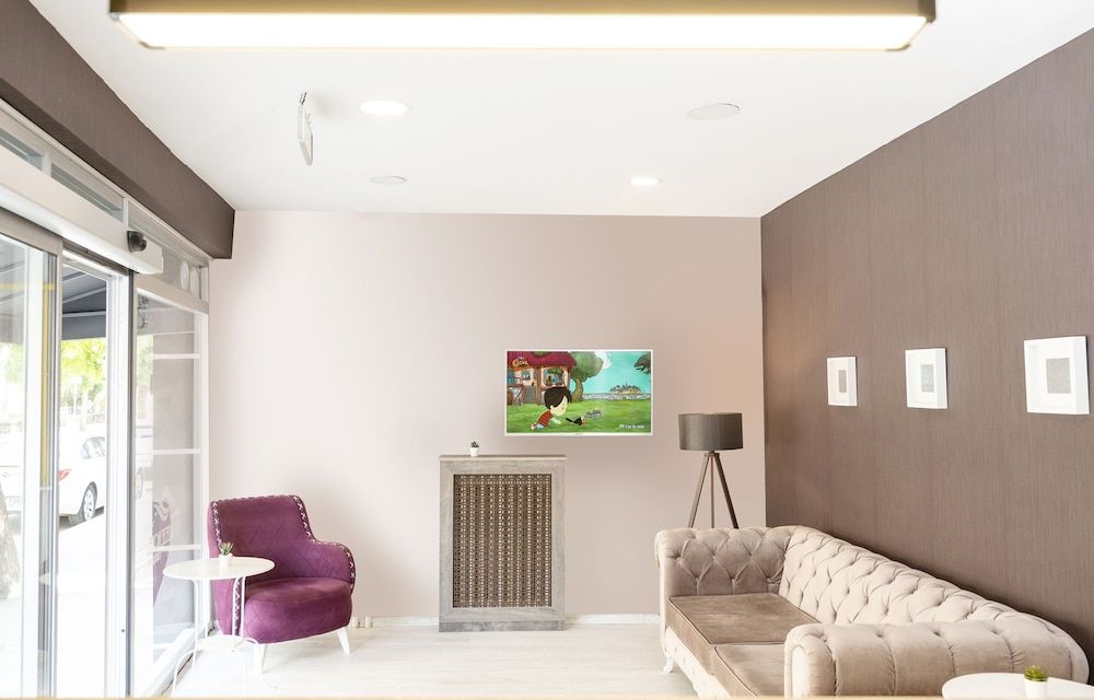 The Breeze Hotel 2